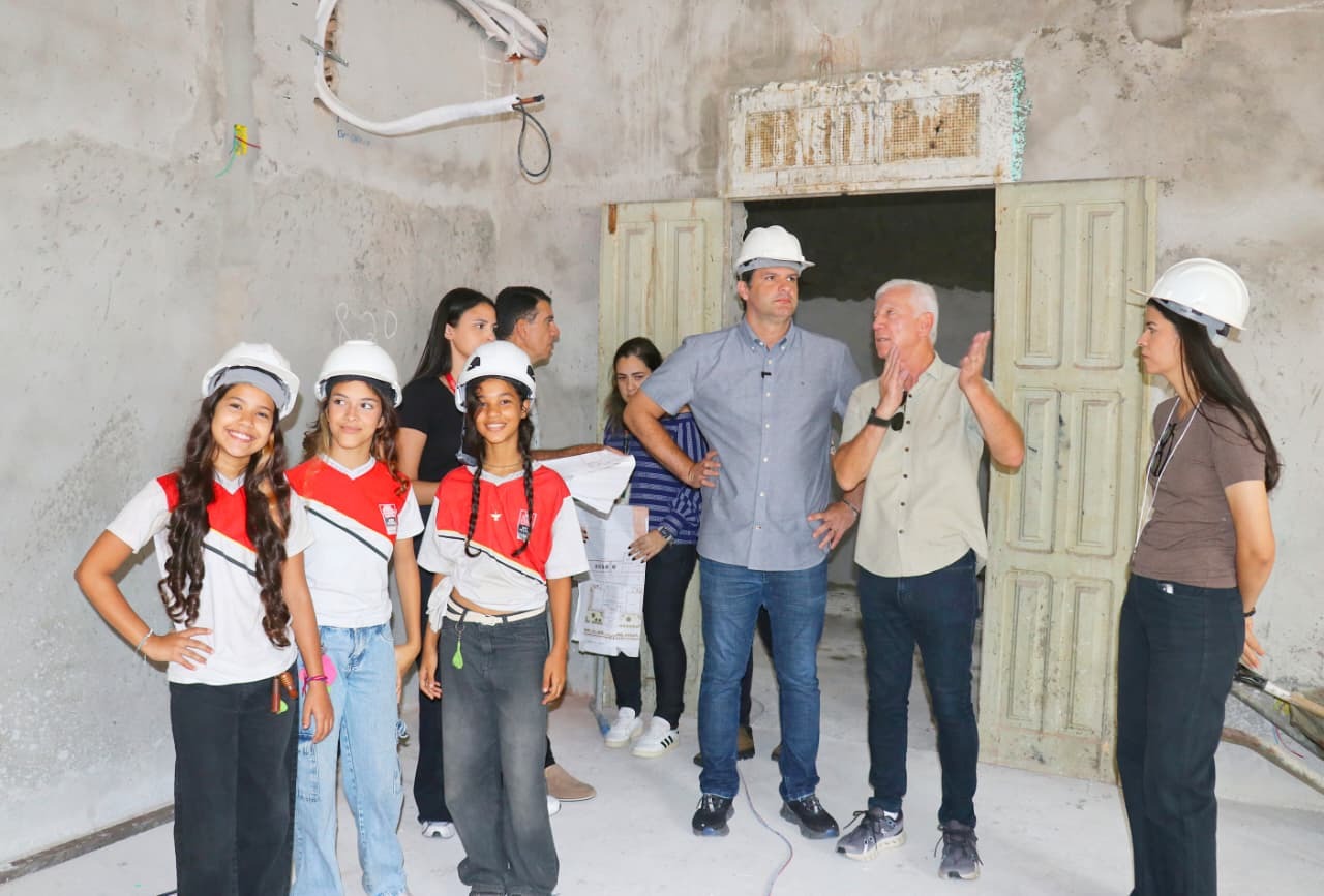 Leo Bezerra inspeciona obras da Escola Dom Adauto, que alia modernidade e preservação do patrimônio histórico