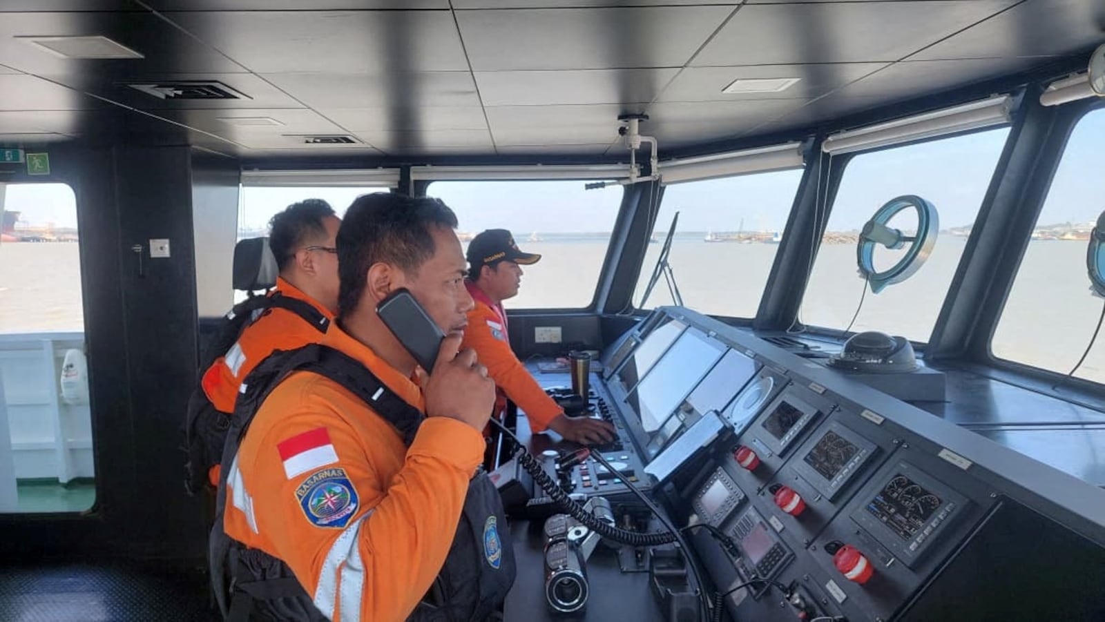Em navio, equipes de resgate tentam localizar sobreviventes no mar