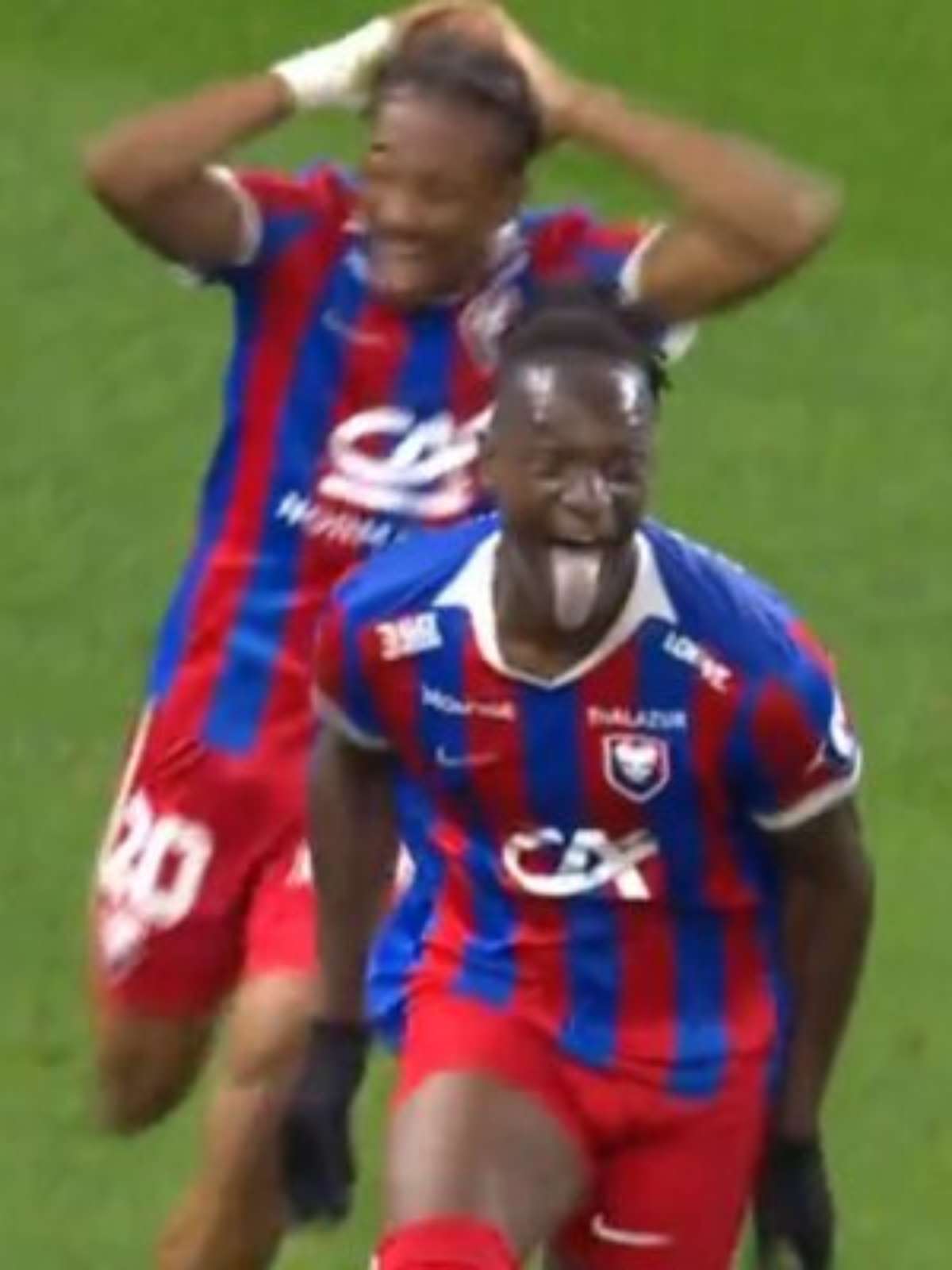 Vídeo: jogador faz dois gols e abaixa o calção para comemorar