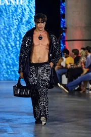 Raica Oliveira desfila no Metrópoles Catwalk nesta terça-feira (15/9)