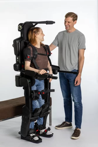 FDA autoriza venda de exoesqueleto que ajuda pessoas com lesão medular a ficar em pé em casa