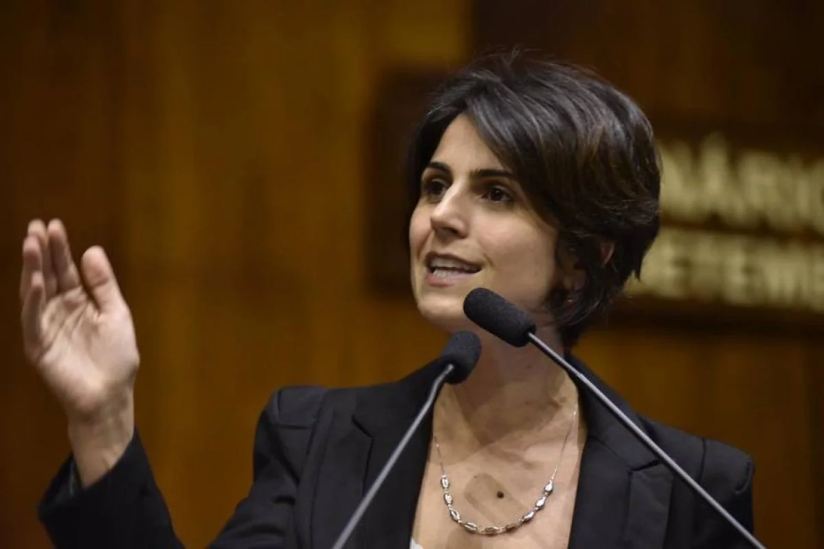 ONG de Manuela D’Ávila fez podcast pago por emenda a R$ 20 mil o episódio