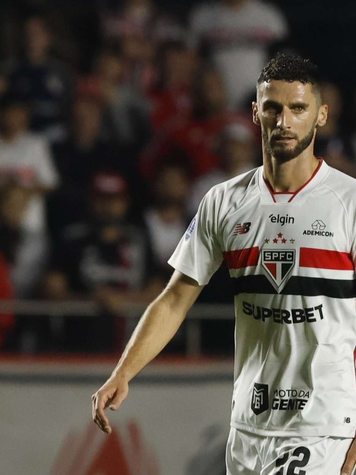 Zagueiro titular do São Paulo rompe LCA e não joga mais em 2026