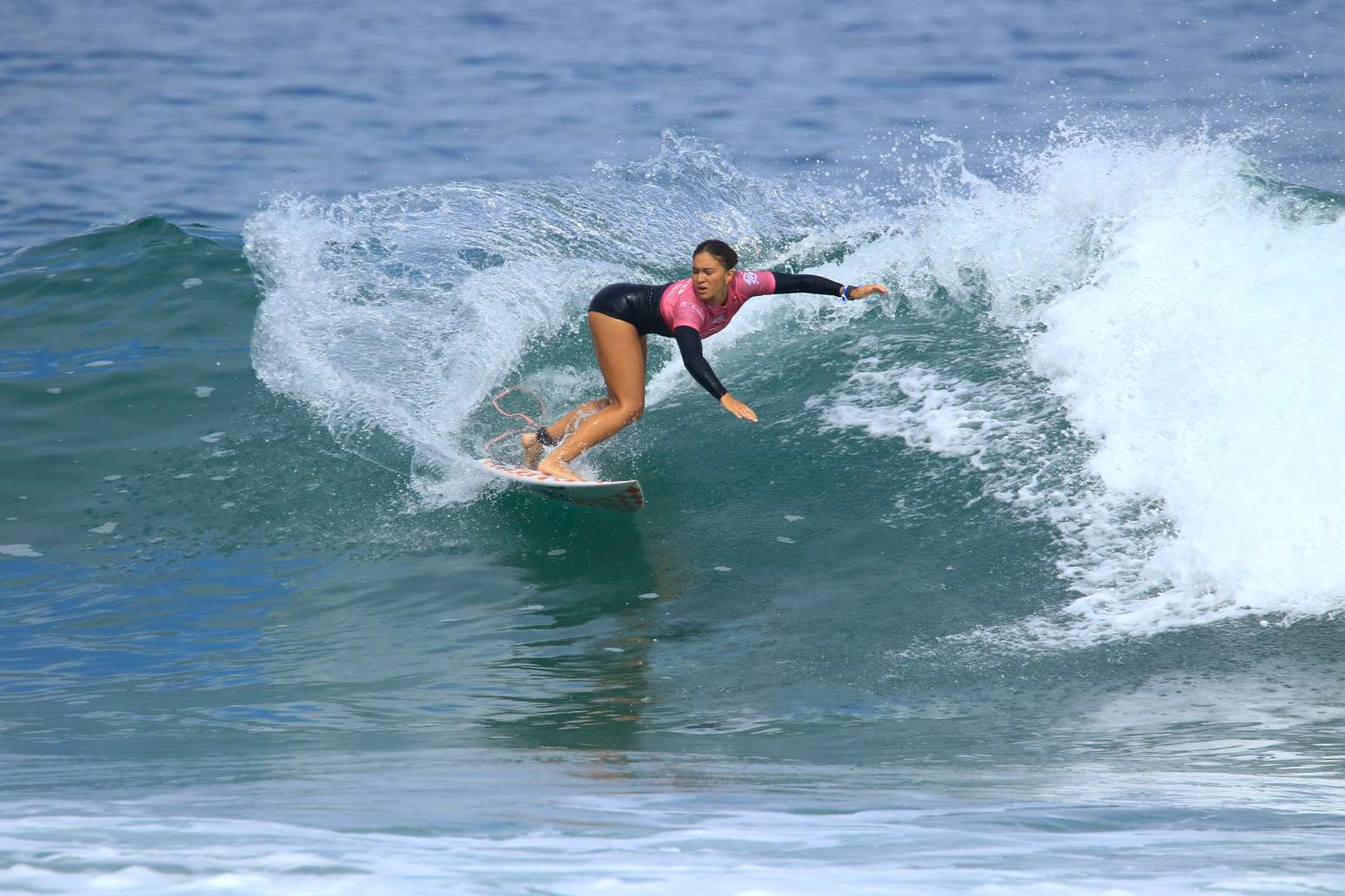 Sophia Gon&ccedil;alves em a&ccedil;&atilde;o nas ondas de S&atilde;o Sebasti&atilde;o; litoral de SP receber&aacute; pela primeira vez etapa do circuito internacional da WSL