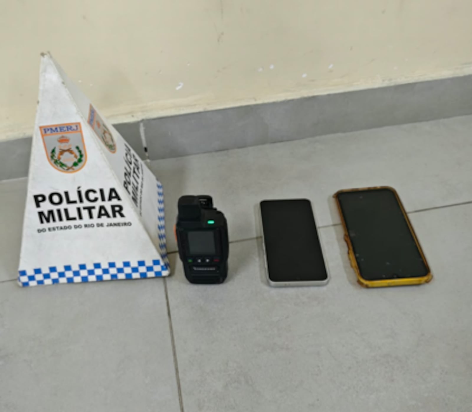 Agentes do 1º BPM apreenderam celulares roubados com suspeitos Reprodução/Polícia Militar