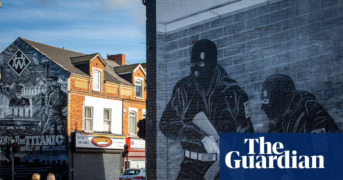 Os governos britânico e irlandês 'devem negociar o desmantelamento de grupos paramilitares na Irlanda do Norte'