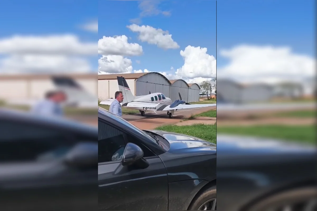 Ivan próximo a avião