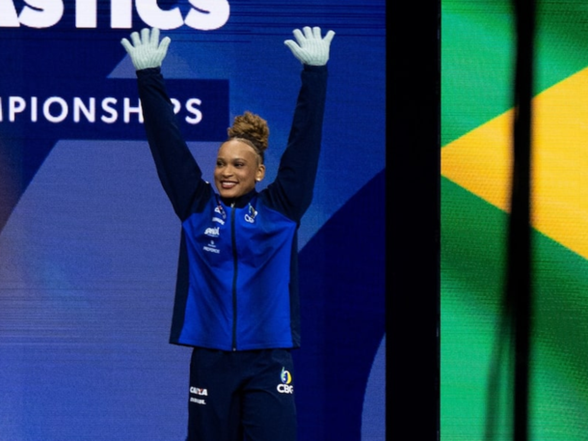 Rebeca Andrade domina final do salto, conquista ouro e se torna tricampeã mundial
