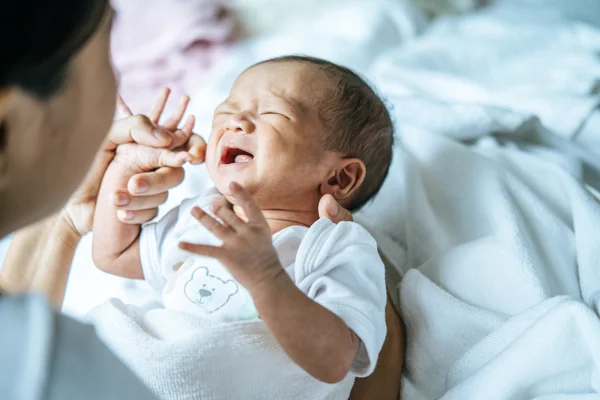 Não consegue acalmar o choro do bebê? Médica ensina técnica com 5 passos