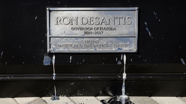 Manifestantes revelam estátua derretendo de Ron DeSantis para simbolizar sua inação diante da crise climática