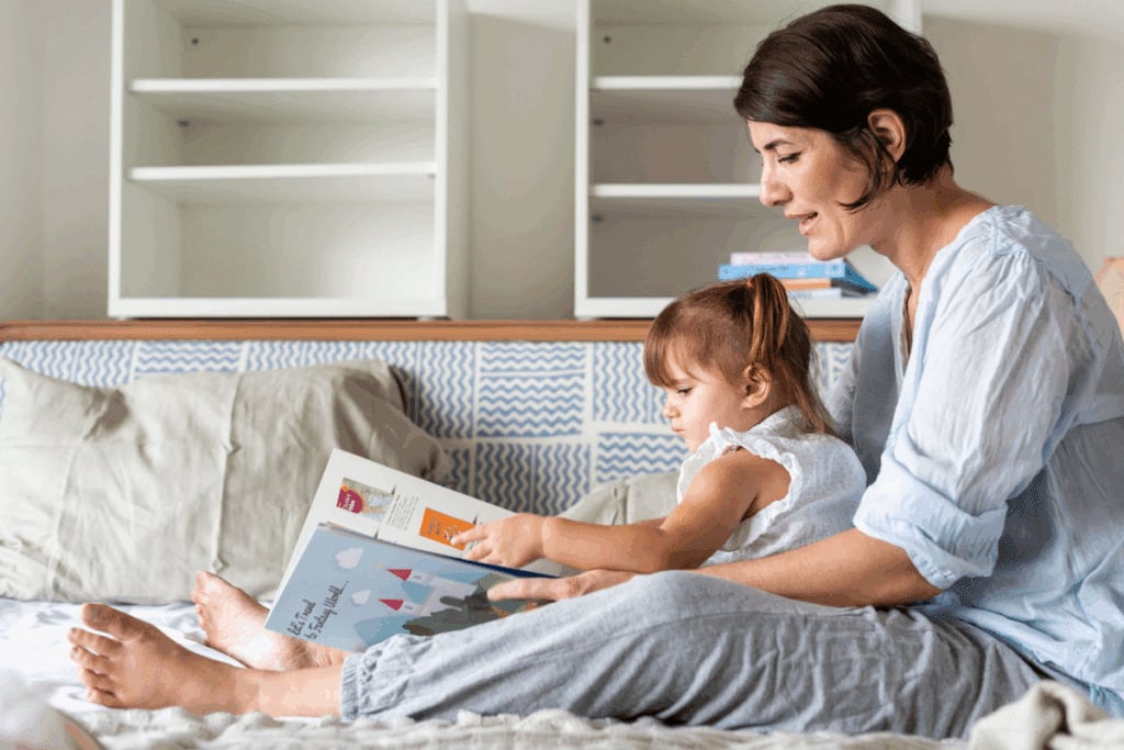 Livros que viram brinquedos aproximam crianças das histórias em meio ao excesso de telas