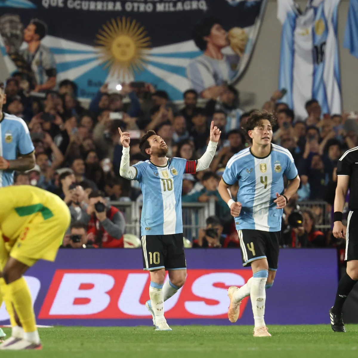 Em jogo de despedida, Messi marca de pênalti contra o Benin. Confira