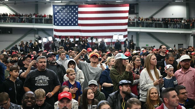 Trump assina indultos para mecânicos de diesel do Alasca no palco durante um comício elogiando grandes acordos energéticos