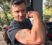 Tom Welling posa sorridente mostrando os músculos