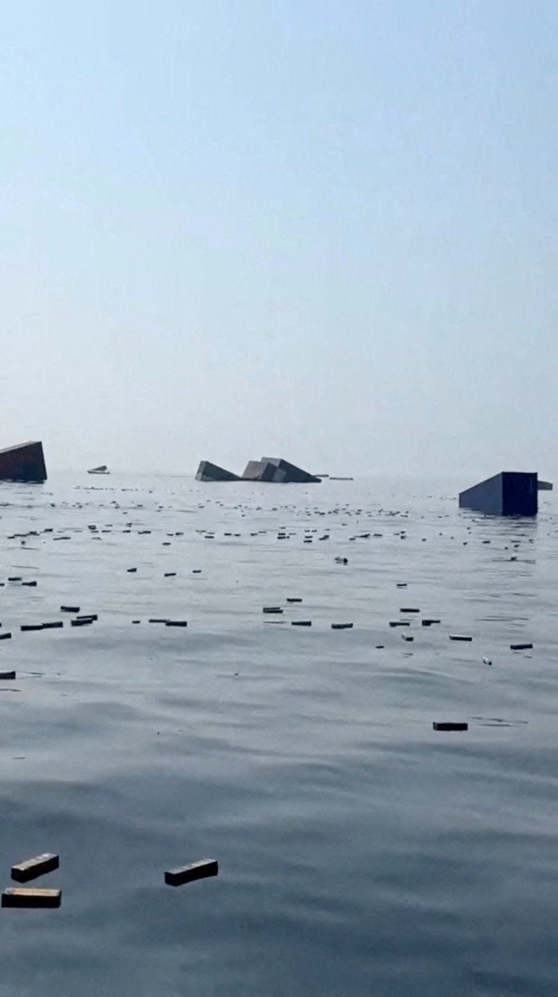 Imagens revelam grandes contêineres flutuando no Estreito de Ormuz após o Irã afundar dois navios em um dia de violência