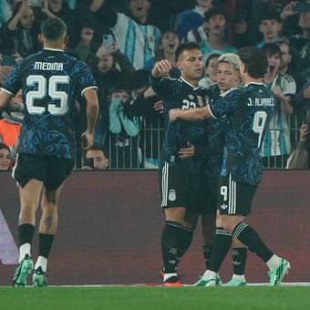 Lautaro Martínez alcanzó a Kun Agüero y es el tercer goleador histórico de la Selección: el insólito penal tempranero de Burkina Faso que le permitió convertir