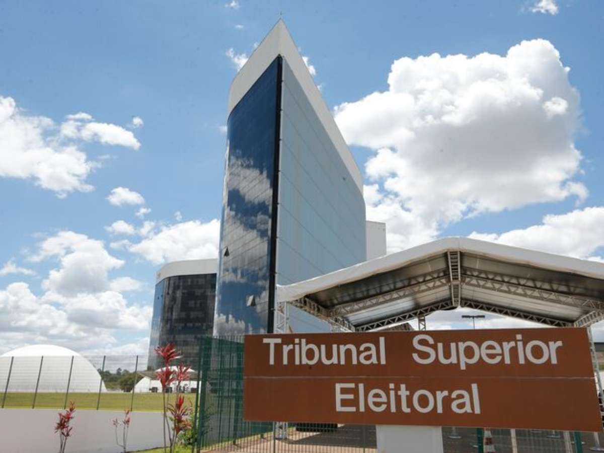 Ministro do TSE proíbe Meta de restringir conteúdo político e favorecer Flávio ou Lula