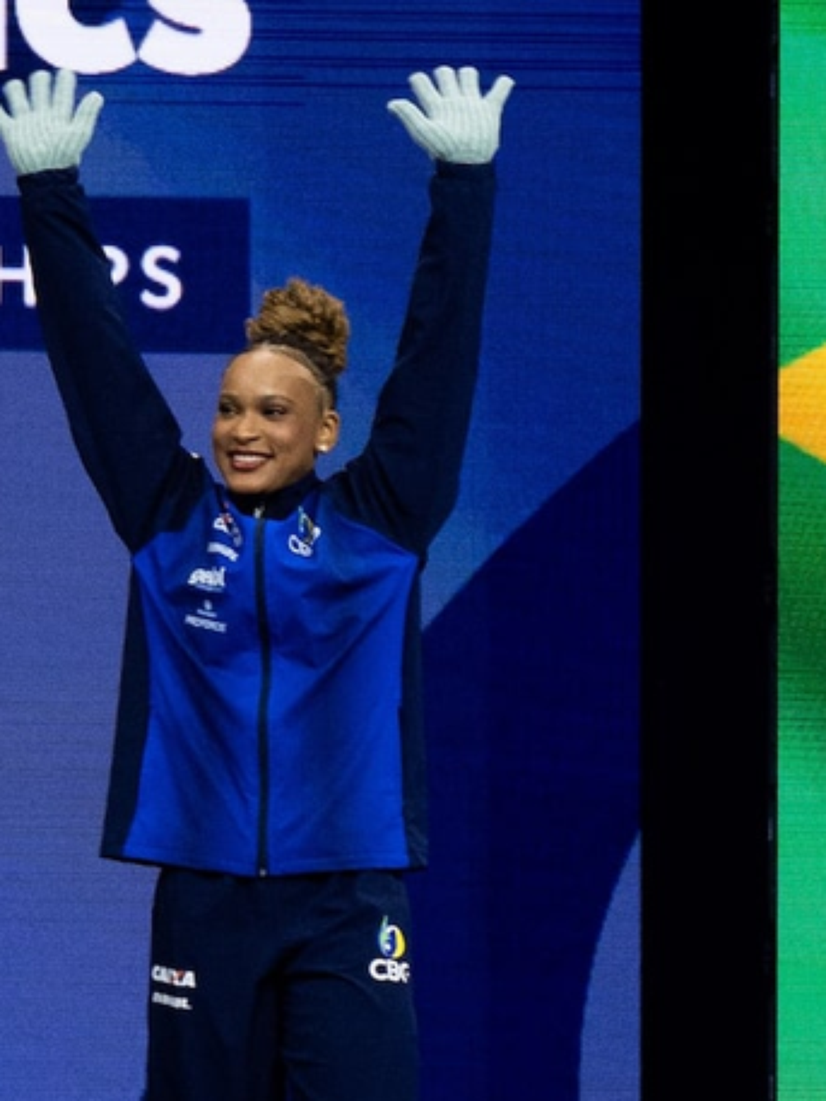 Rebeca Andrade domina final do salto, conquista ouro e se torna tricampeã mundial