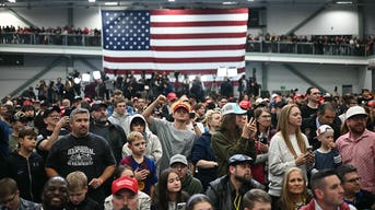 Trump assina indultos para mecânicos de diesel do Alasca no palco durante um comício elogiando grandes acordos energéticos
