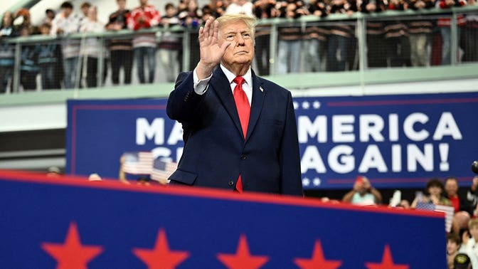 Trump assina indultos para mecânicos de diesel do Alasca no palco durante um comício elogiando grandes acordos energéticos