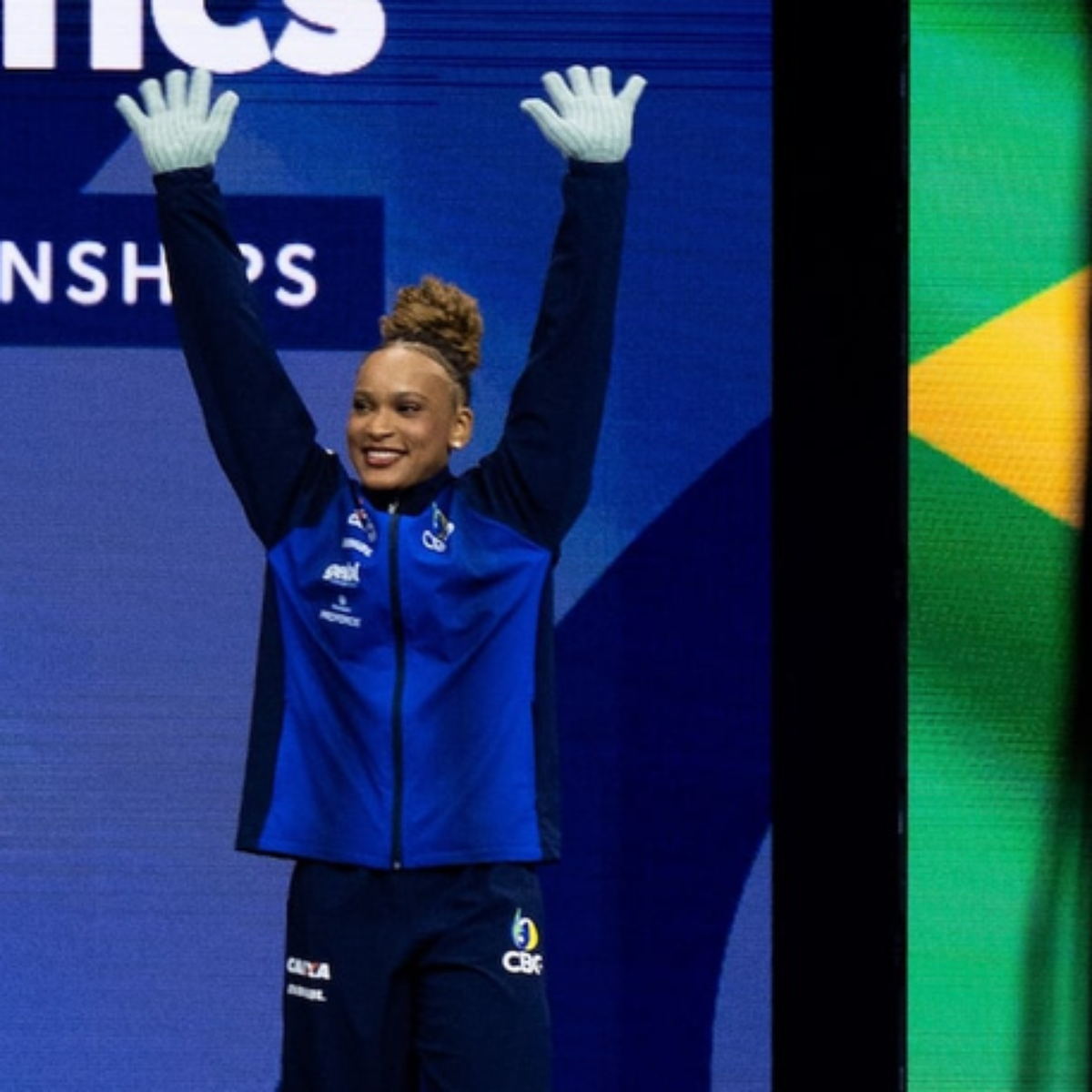 Rebeca Andrade domina final do salto, conquista ouro e se torna tricampeã mundial