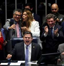 Davi Alcolumbre, rodeado por parlamentares, ao anunciar aprovação do fim da escala 6x1 Foto: REUTERS/Adriano Machado / BBC News Brasil