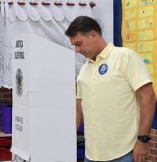 Flávio Bolsonaro (PL) vota no Rio de Janeiro neste domingo, 25 Foto: Divulgação/Campanha Flávio Bolsonaro