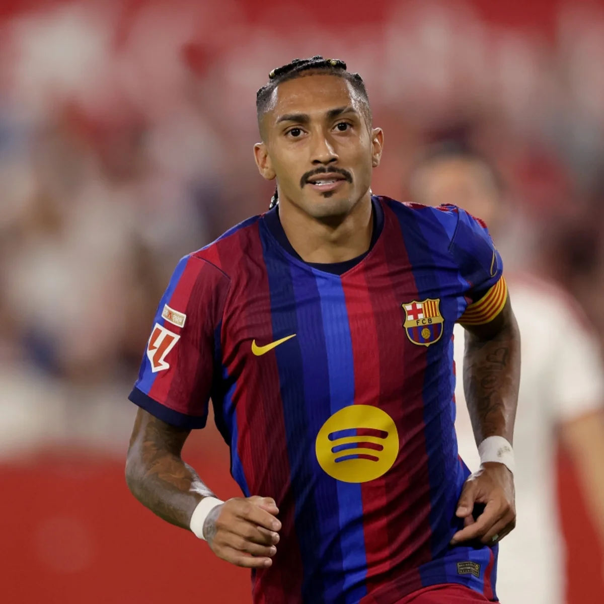 Raphinha renova com Barcelona até 2030 e terá aumento salarial