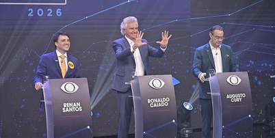 Renan Santos (Missão), Ronaldo Caiado (PSD) e Augusto Cury (Avante) em púlpitos durante debate na Band em 23 de agosto de 2026 Foto: Renato Pizzutto/Band / BBC News Brasil