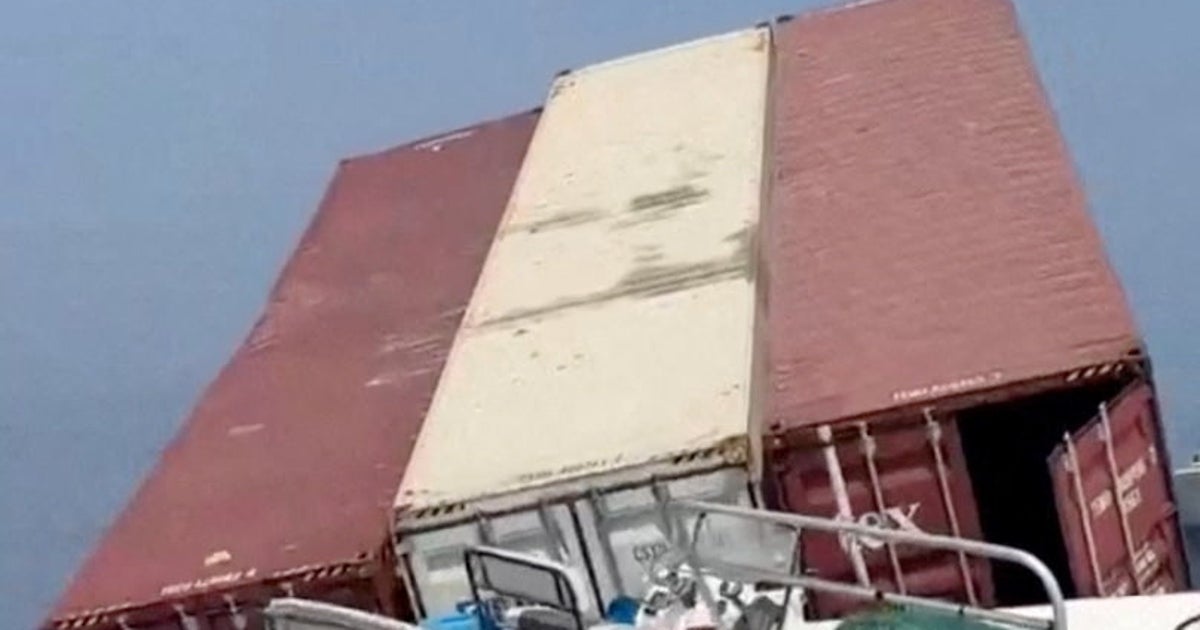 Imagens revelam grandes contêineres flutuando no Estreito de Ormuz após o Irã afundar dois navios em um dia de violência