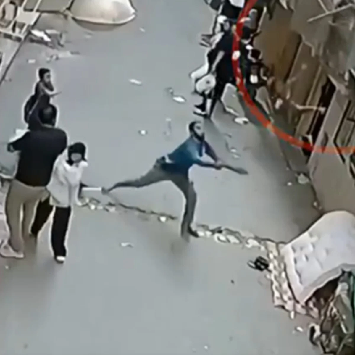 Vídeo mostra homem salvando criança que caiu de prédio no Egito