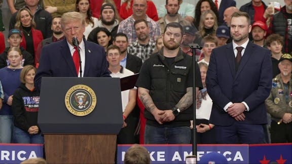 Trump assina indultos para mecânicos de diesel do Alasca no palco durante um comício elogiando grandes acordos energéticos