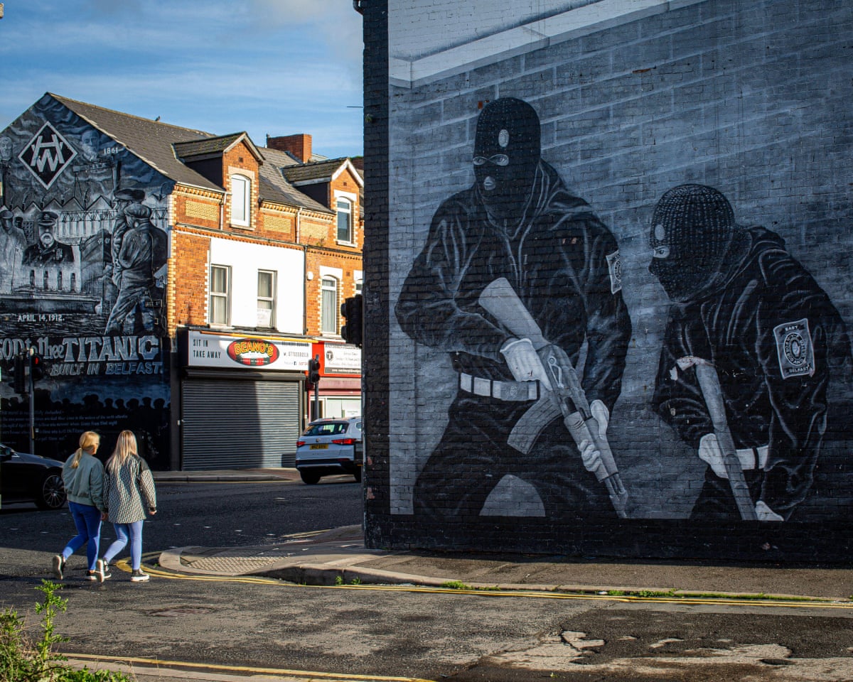 Os governos britânico e irlandês 'devem negociar o desmantelamento de grupos paramilitares na Irlanda do Norte'