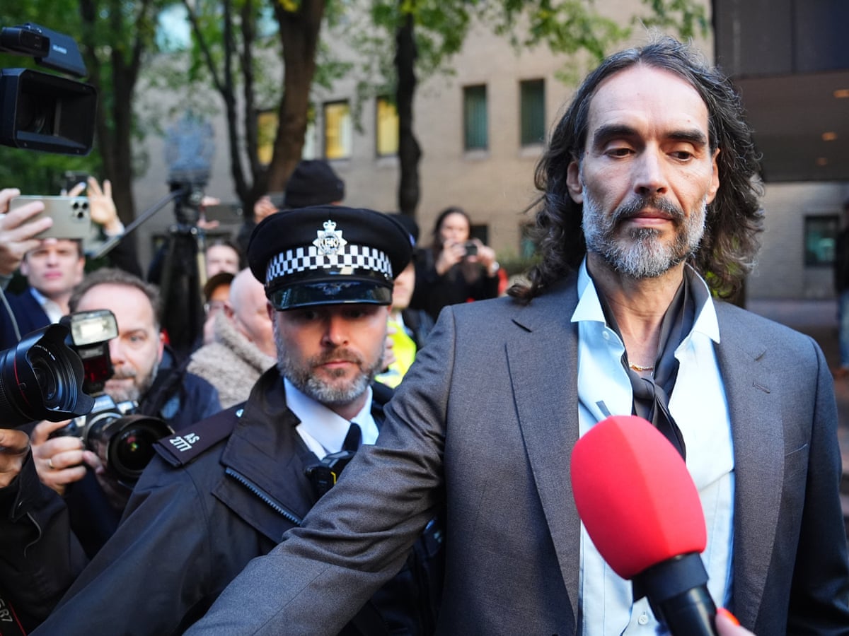 Russell Brand disseu à polícia que levou uma vida 'muito promíscua', ouve-se no julgamento