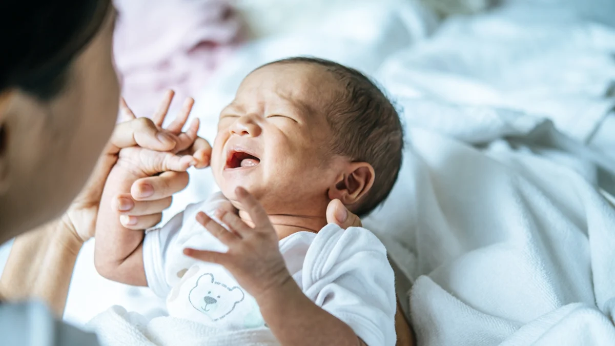 Não consegue acalmar o choro do bebê? Médica ensina técnica com 5 passos