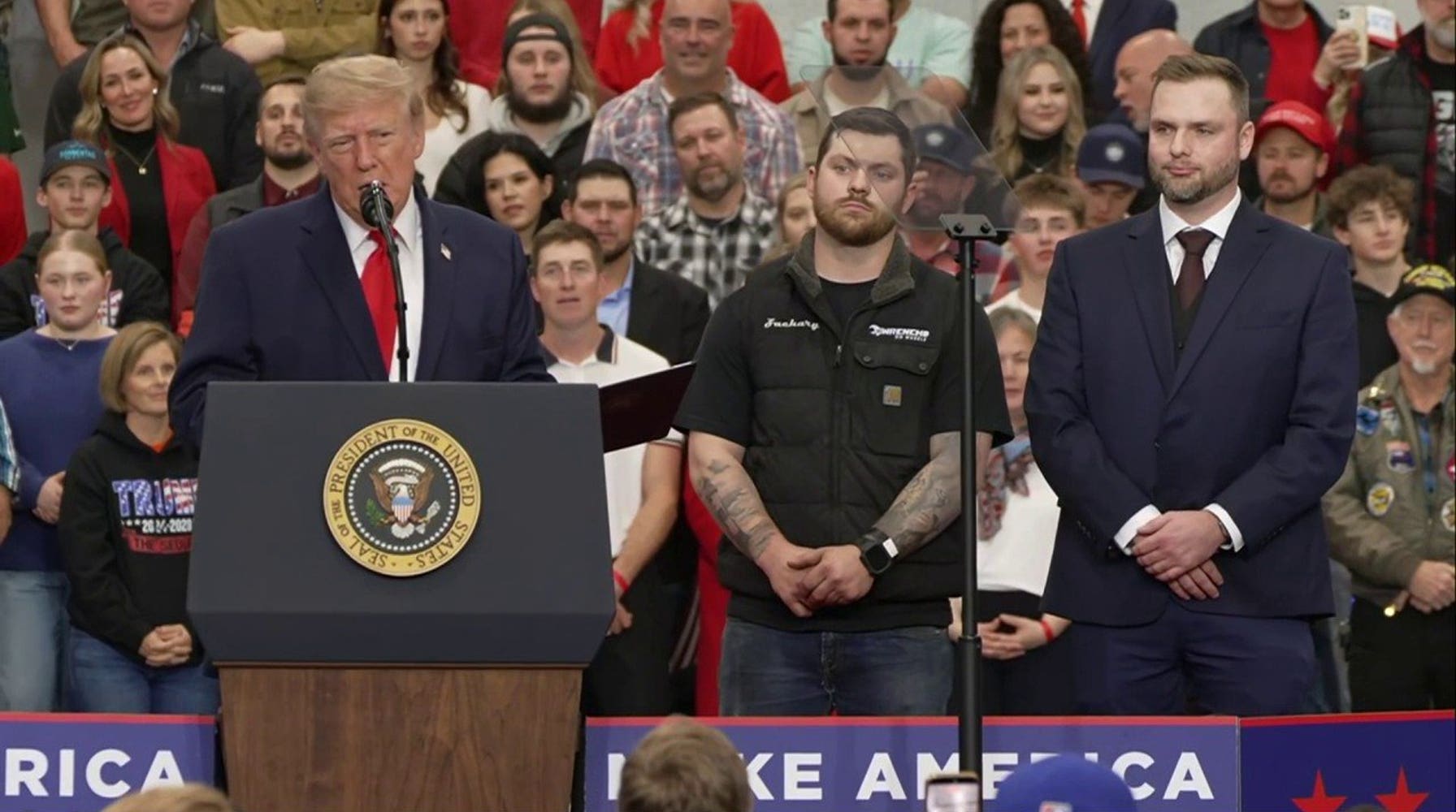 Trump assina indultos para mecânicos de diesel do Alasca no palco durante um comício elogiando grandes acordos energéticos