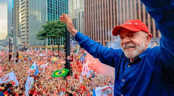 Com 67,12% dos votos, Lula supera Flávio Bolsonaro nos países da Europa - destaque galeria