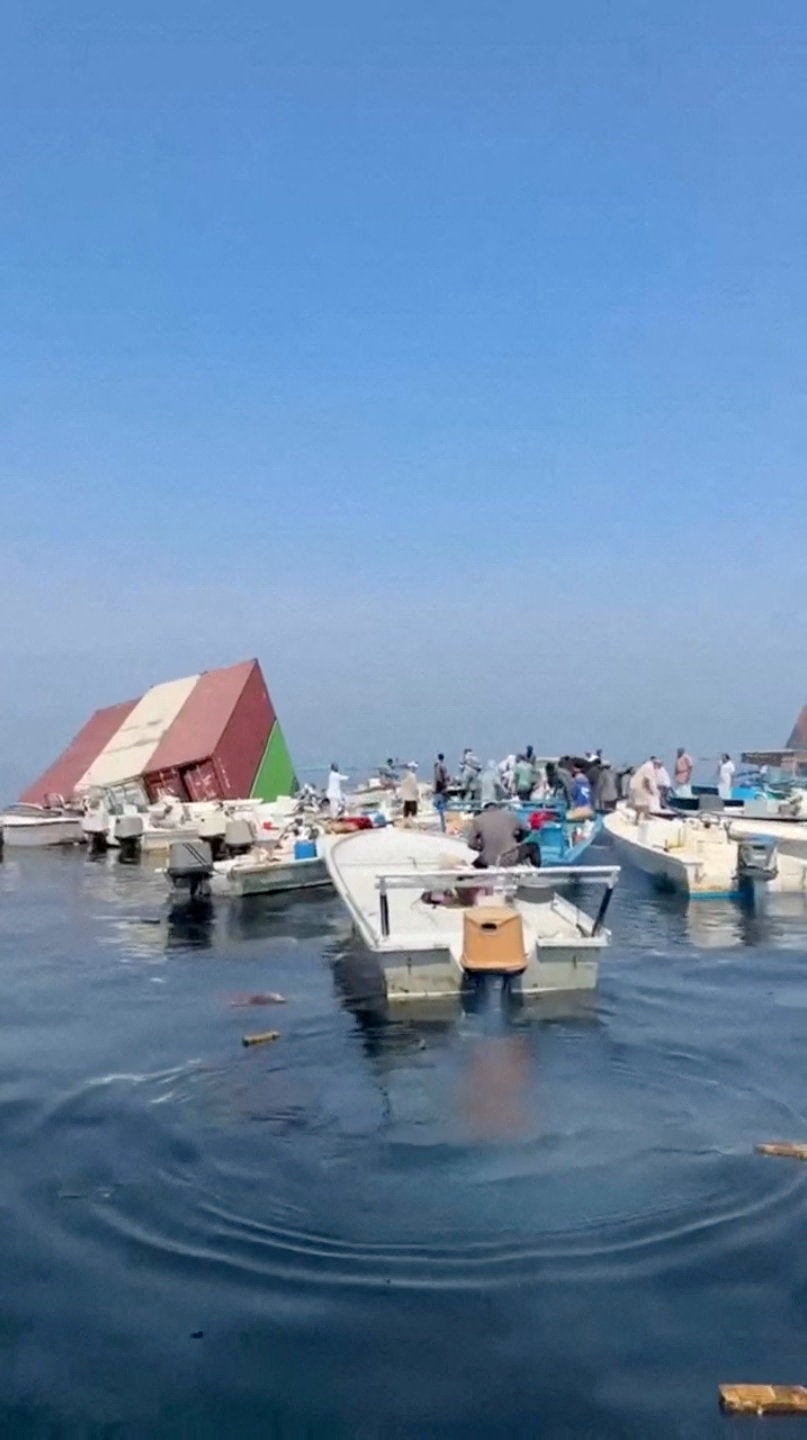 Imagens revelam grandes contêineres flutuando no Estreito de Ormuz após o Irã afundar dois navios em um dia de violência