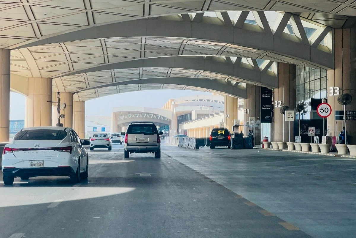 O ministro das Relações Exteriores de Omã condena ataques a aeroportos sauditas em ligação telefônica com o Príncipe Faisal