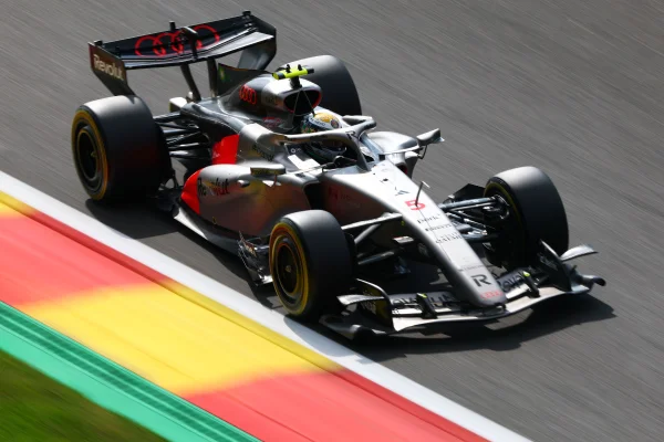 F1: Bortoleto é punido em 20 posições e larga no fim do grid em Austin - destaque galeria