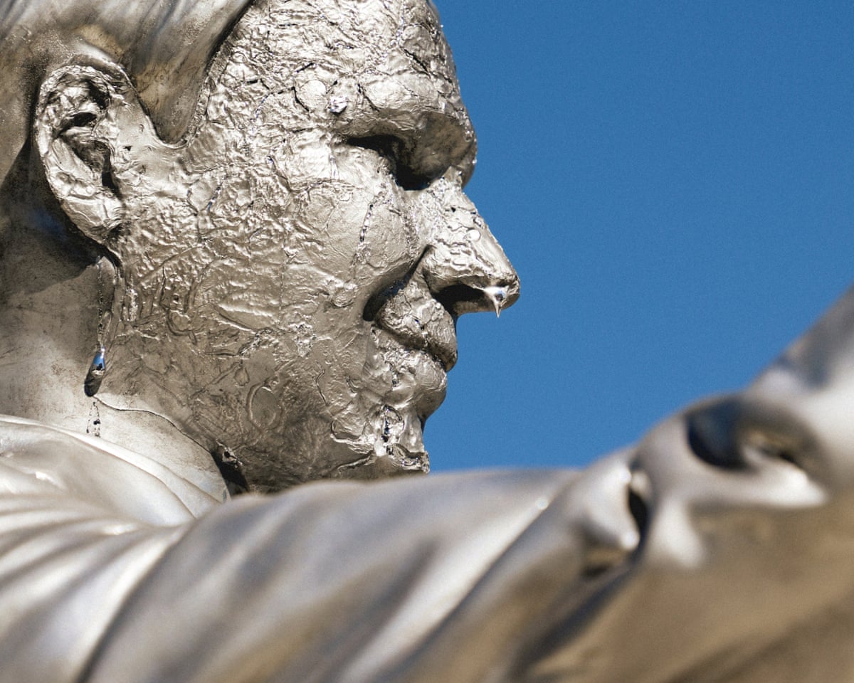 Manifestantes revelam estátua derretendo de Ron DeSantis para simbolizar sua inação diante da crise climática