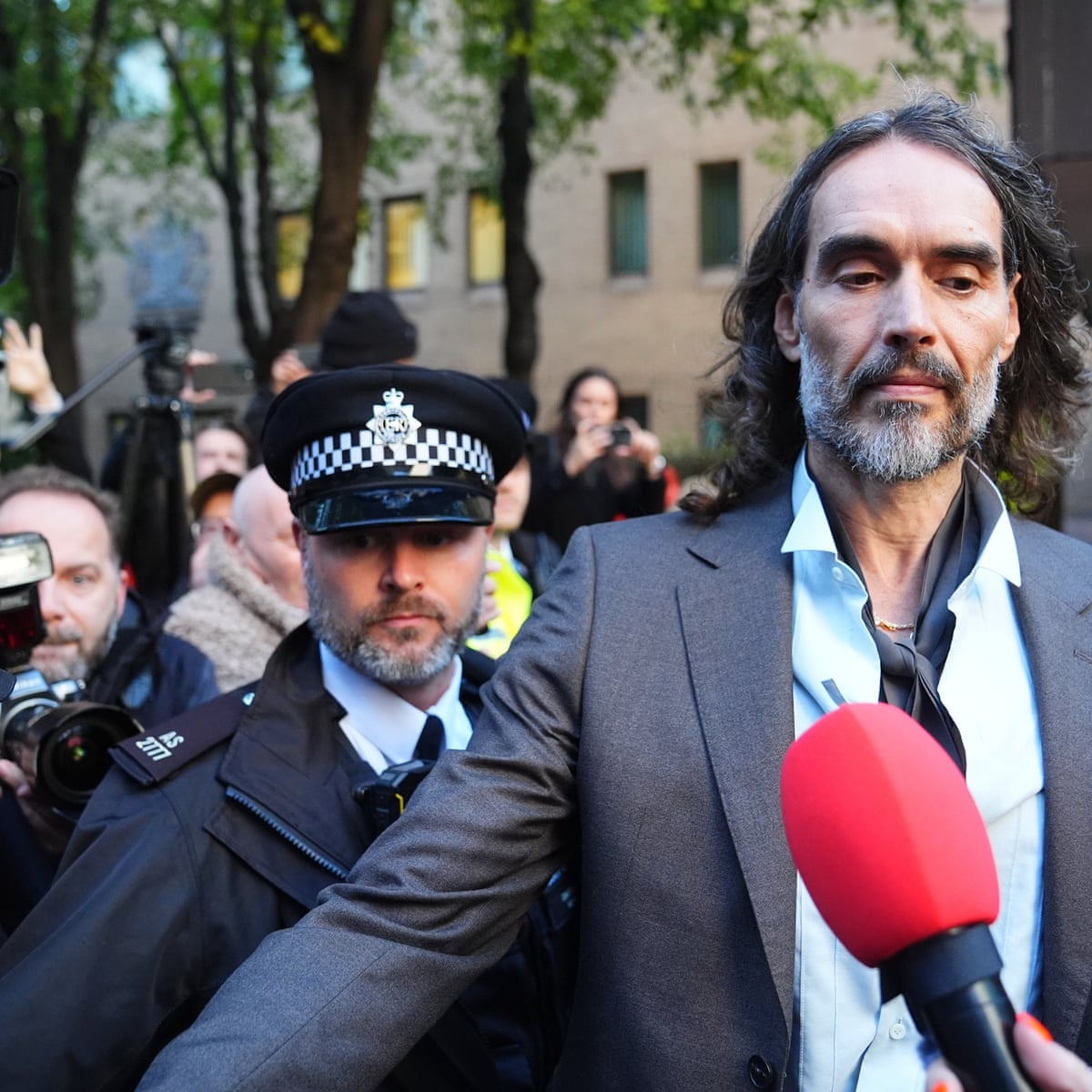 Russell Brand disseu à polícia que levou uma vida 'muito promíscua', ouve-se no julgamento