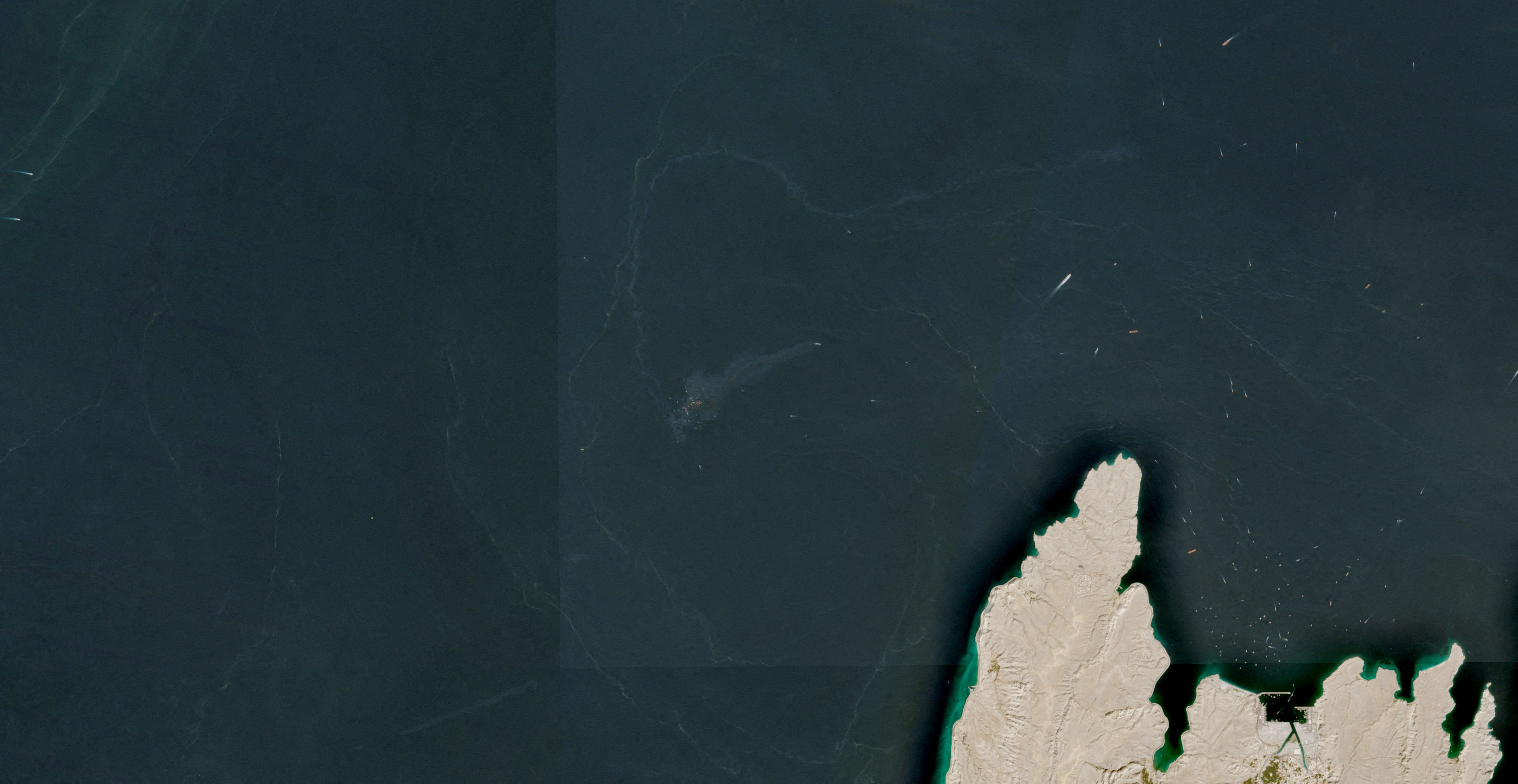 Imagens revelam grandes contêineres flutuando no Estreito de Ormuz após o Irã afundar dois navios em um dia de violência