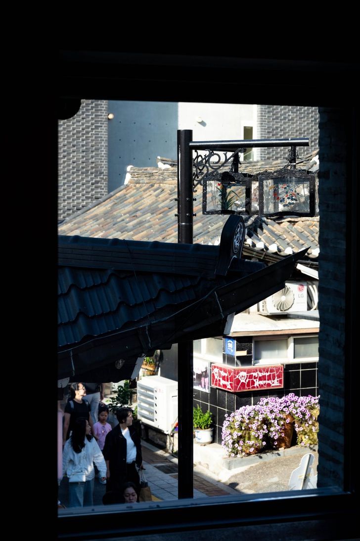A traditional hanok street seen through a gallery window at Art Center LIM / Korea Times photo by Lee Han-ho
