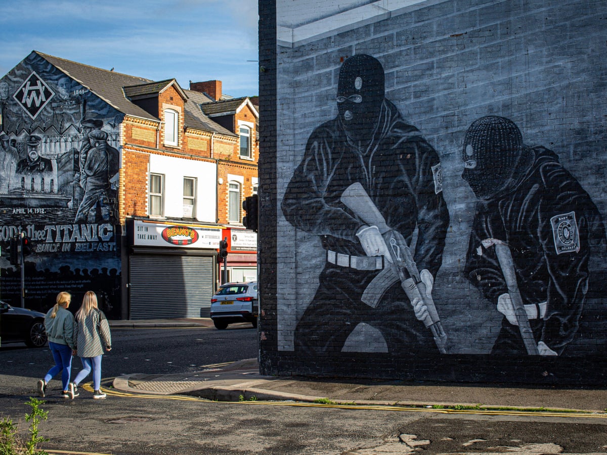 Os governos britânico e irlandês 'devem negociar o desmantelamento de grupos paramilitares na Irlanda do Norte'