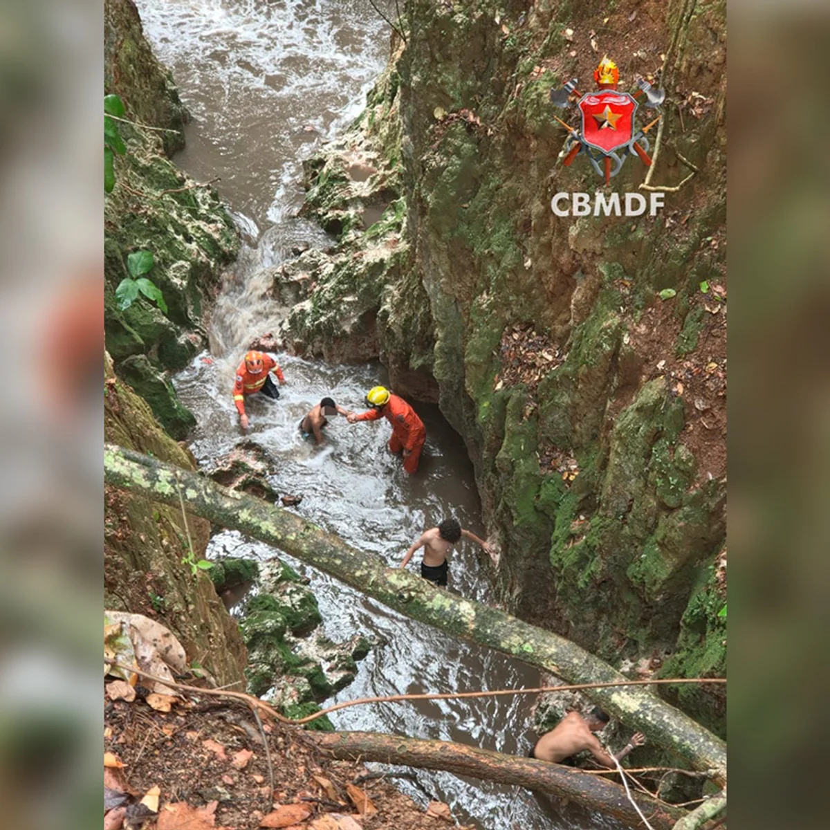 Chuva deixa mais de 10 pessoas ilhadas em córrego de Taguatinga