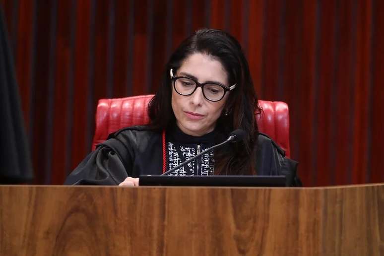 Ministra do TSE vira alvo de ataques de Flávio Bolsonaro após cancelamento de debate