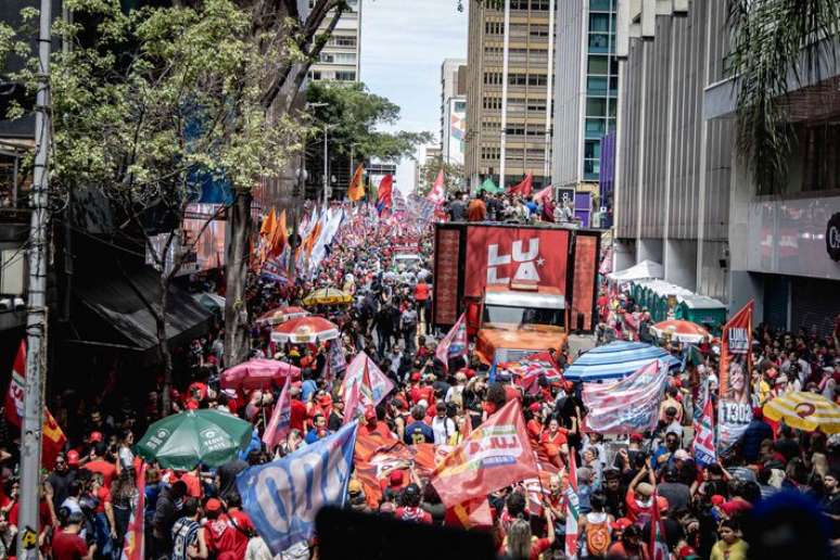 PM pede para militantes saírem da concentração na Paulista; petistas falam em ameaça de prisão