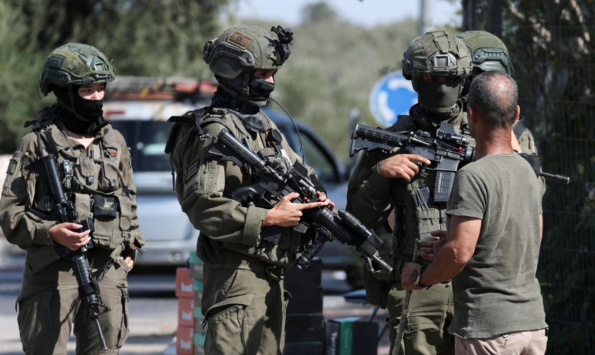 Drones, explosões e soldados em escavadeiras: cercados por israelenses na 'cidade modelo' do Líbano
