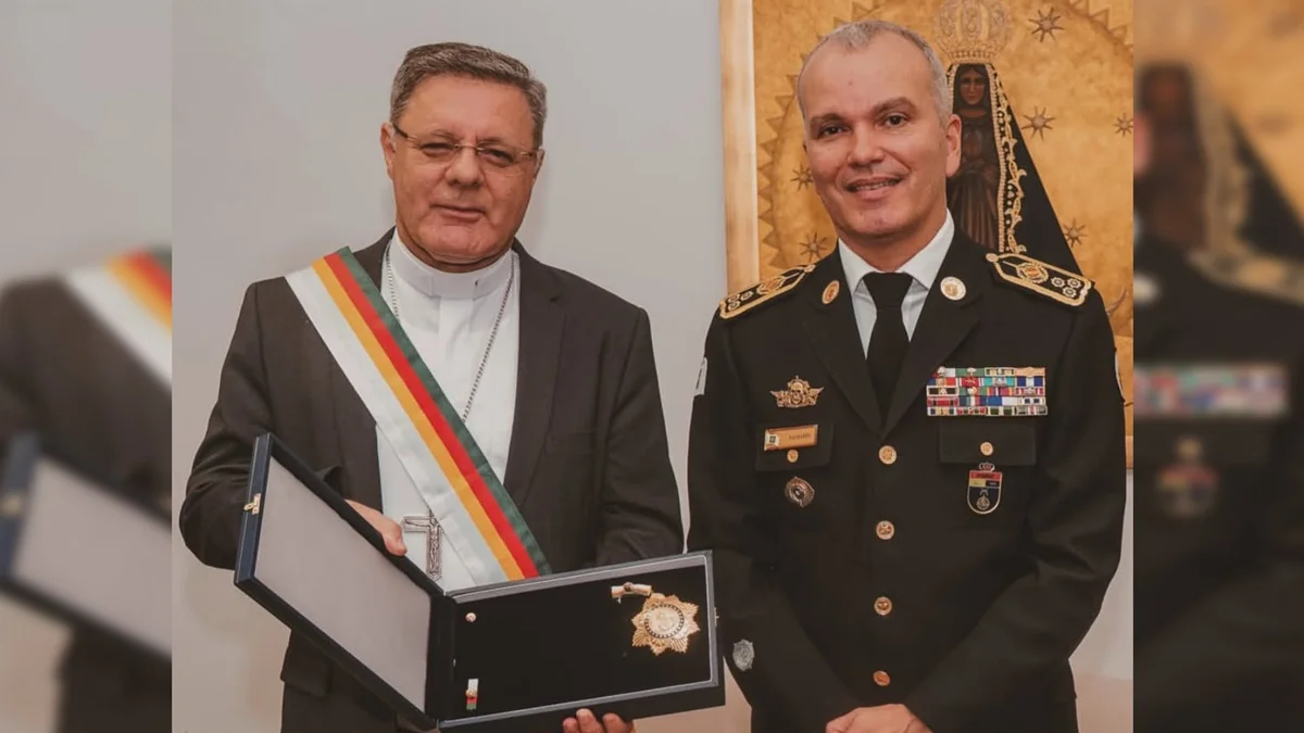 Arcebispo de Brasília é condecorado com grau mais alto de honraria da PMDF